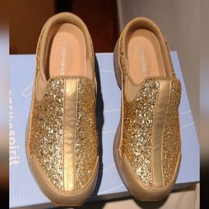 NIB- Easy Spirit Travelstone Clogs.  Size 7 - Gold